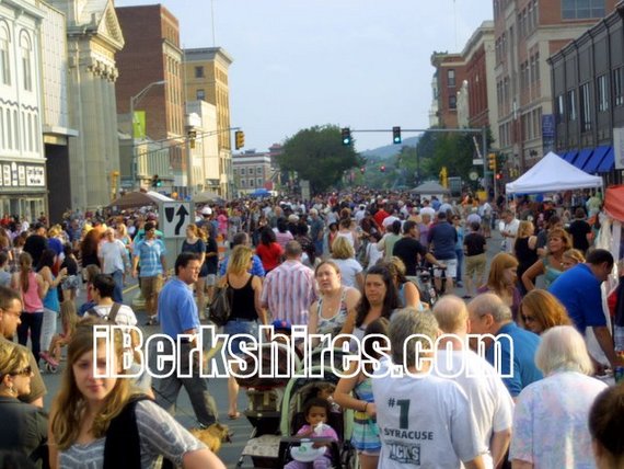 Crowd at August 2011 3rd Thursday